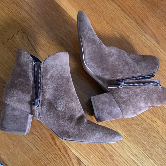 Cole Haan suede boots. Like new condition. Size 8 - Picture 2 of 7